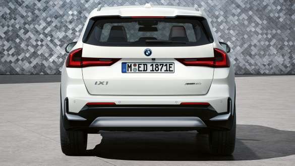 BMW iX1 U11 BEV, vista de la zaga BMW iX1 U11 BEV 2022 Mineral White metalizado, vista de la zaga