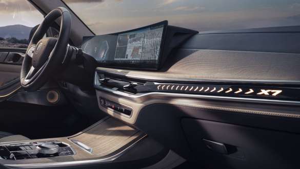 Vista desde el lado del acompañante del puesto de conducción BMW X7 G07 LCI Vista del puesto de conducción con BMW Curved Display desde el lado del pasajero BMW X7 G07 LCI