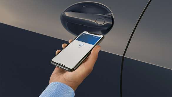 Acceso Confort con smartphone delante de la manilla de la puerta BMW X7 G07 LCI Acceso Confort con smartphone delante de la manilla de la puerta BMW X7 G07 LCI