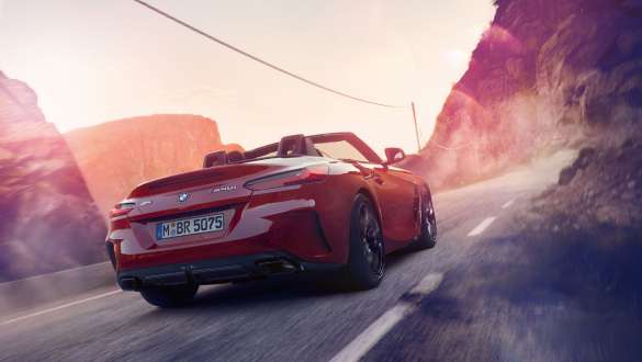 BMW Z4 Roadster variable Vista trasera conduciendo el BMW Z4 Roadster en las montañas.