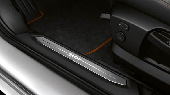 Acabados de la moldura de entrada delantera. Acabado de la moldura de entrada delantera del BMW Serie 1 Modelo Sport Line.