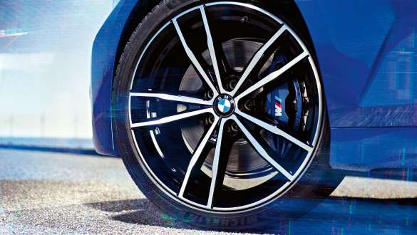 BMW Serie 3 Sedán, freno M Sport. Vista detallada de las ruedas del BMW Serie 3 Sedán con freno M Sport.