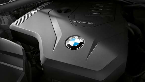 BMW Serie 3 Sedán, motor de gasolina de 4 cilindros BMW TwinPower Turbo. Acercamiento del motor de gasolina de 4 cilindros BMW TwinPower Turbo en el BMW Serie 3 Sedán.