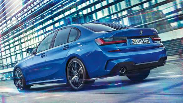 BMW Serie 3 Sedán, suspensión Adaptive M. Vista trasera de tres cuartos del BMW Serie 3 Sedán en movimiento con suspensión Adaptive M.