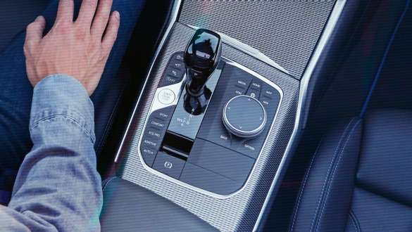 BMW Serie 3 Sedán, transmisión Steptronic Sport. Vista de ojo de ave detallada de la consola central del BMW Serie 3 Sedán con palanca de cambios y transmisión Steptronic Sport.