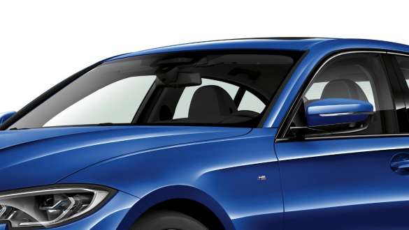 BMW Serie 3 Sedán, acristalamiento acústico BMW. Vista lateral de tres cuartos del BMW Serie 3 Sedán con enfoque en las ventanas del lado del conductor con acristalamiento acústico.