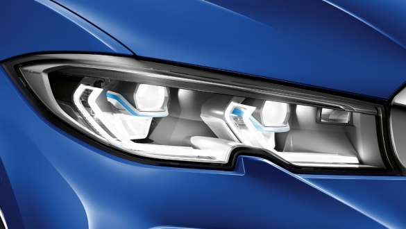 BMW Serie 3 Sedán, Luz Láser BMW. Acercamiento lateral de los faros delanteros izquierdos con Luz Láser BMW.