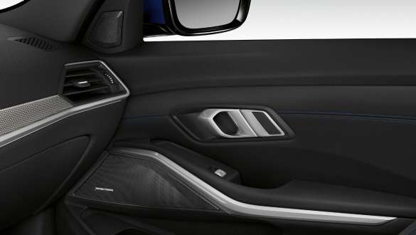 BMW Serie 3 Sedán, Harman Kardon Surround Sound System. Acercamiento de la puerta del copiloto iluminada con el altavoz integrado del sistema de sonido Harman Kardon Surround Sound System.