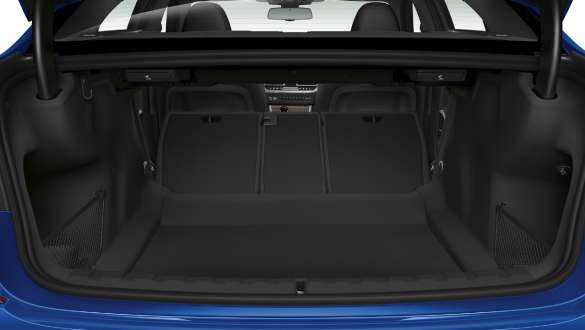 BMW Serie 3 Sedán, sistema de carga continua. Acercamiento de la cajuela abierta con los respaldos de los asientos traseros plegados.