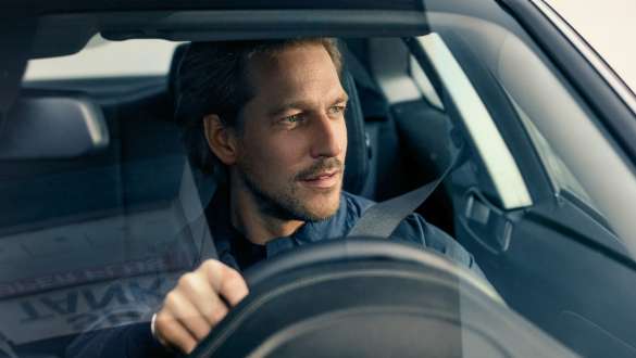 BMW Service Inclusive BMW Service Inclusive, hombre al volante de un BMW