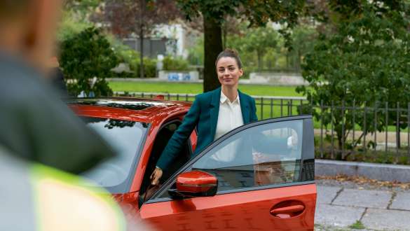 Servicio de asistencia en caso de avería y accidente BMW Asistencia en caso de avería y accidente BMW, mujer junto a la puerta abierta de su BMW