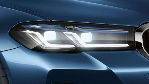 Luz láser del Serie 5 Sedan Luz láser del Serie 5 Sedan 2020 azul fitónico frontal de primer plano