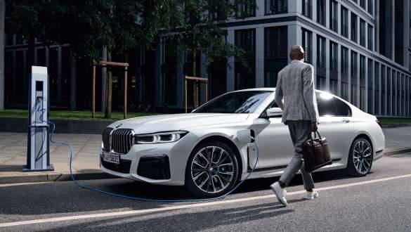 BMW Serie 7 Híbrido Enchufable G11 G12 Vista de tres cuartos del lateral, cargando BMW Serie 7 Híbrido Enchufable G11 G12 Vista de tres cuartos del lateral, cargando con modelo