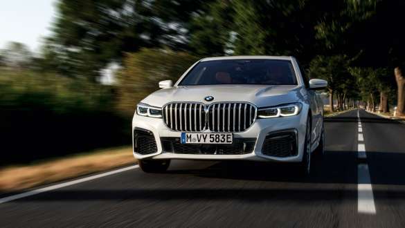 BMW Serie 7 Híbrido Enchufable G11 G12 Vista del frontal, en marcha BMW Serie 7 Híbrido Enchufable G11 G12 Vista del frontal, en marcha por la carretera
