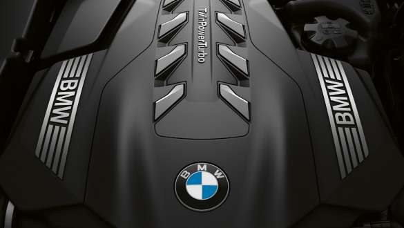 Motor de gasolina de 6 cilindros en línea BMW TwinPower Turbo BMW Serie 7: primer plano del motor de gasolina de 6 cilindros en línea BMW TwinPower Turbo