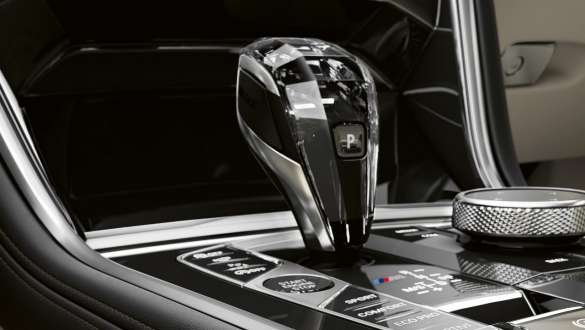 Aplicación del cristal 'CraftedClarity'. BMW Serie 8 Coupé, selector de velocidades, aplicación de cristal 'CraftedClarity'.