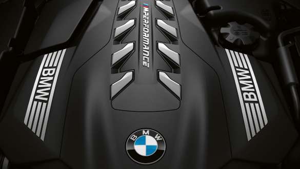 Motor de gasolina BMW TwinPower Turbo de 8 cilindros. BMW Serie 8 Coupé, vista desde arriba, motor de gasolina BMW TwinPower Turbo de 8 cilindros.