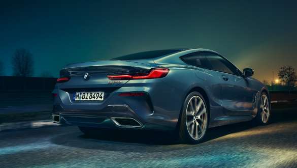 Tubos de escape y rines traseros. BMW Serie 8 Coupé, vista trasera baja, tubos de escape y rines traseros.