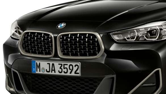 Parrilla doble BMW con diseño de rejilla BMW X2 M35i (F39) Black Sapphire metalizado, vista de tres cuartos del frontal