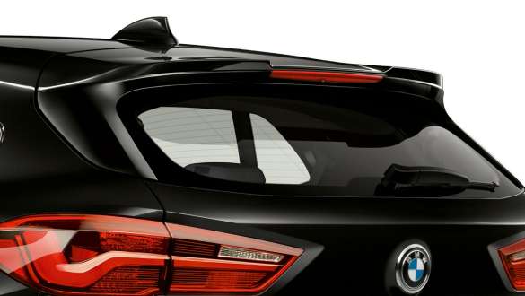 Spoiler trasero M BMW X2 M35i (F39) Black Sapphire metalizado, primer plano de la zaga
