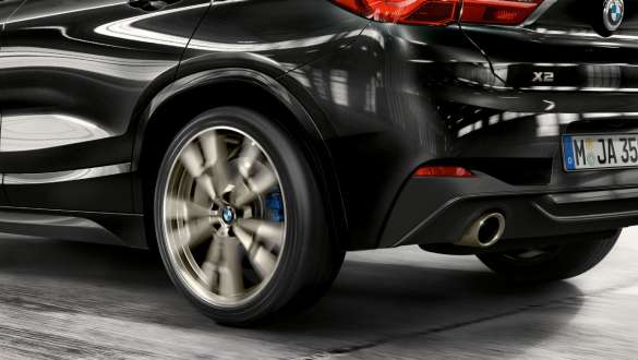 BMW xDrive BMW X2 M35i (F39) Black Sapphire metalizado, primer plano de la zaga