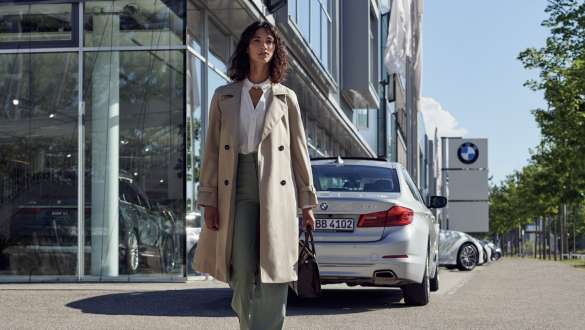 Mujer delante del Concesionario BMW BMW Service Inclusive Mujer delante del Concesionario BMW