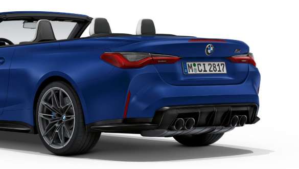 Diseño de la zaga BMW M4 Competition Cabrio con sistema M xDrive G83 2021 BMW M4 Cabrio Competition con sistema M xDrive G83 2021 BMW Individual Frozen Portimao Blau metalizado, diseño de la zaga, vista de tres cuartos de la zaga