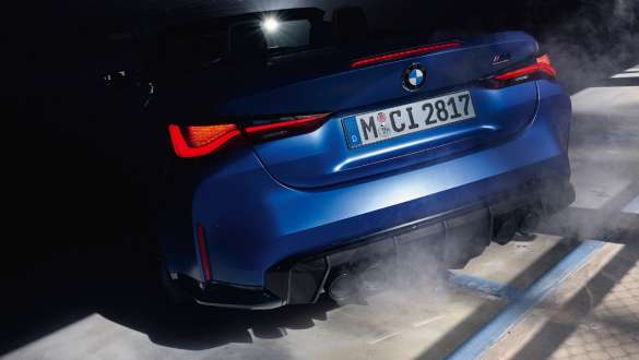 BMW M4 Competition Cabrio con sistema M xDrive G83 2021, primer plano, zaga BMW M4 Competition Cabrio con sistema M xDrive G83 2021 BMW Individual Frozen Portimao Blau, primer plano, zaga