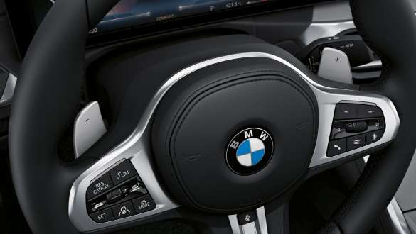 Dirección deportiva variable BMW M440i xDrive Coupé G22 2020 BMW M440i xDrive Coupé G22 2020 Dirección deportiva variable Primer plano