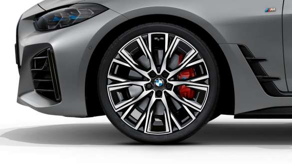 Frenos deportivos M BMW M440i xDrive Gran Coupé G26 2021 Frenos deportivos M BMW M440i xDrive Gran Coupé G26 2021 Primer plano Llanta de aleación ligera M