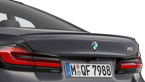 Alerón trasero M BMW M5 F90 2020 Alerón trasero M BMW M5 F90 LCI Renovación 2020 Brands Hatch Grau metalizado, primer plano, portón trasero