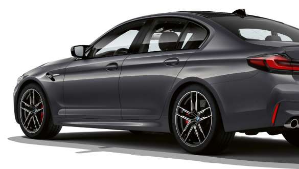 Sistema M xDrive BMW M5 F90 2020 Vista del lateral Sistema M xDrive BMW M5 F90 LCI Renovación 2020 Brands Hatch Grau metalizado, vista del lateral