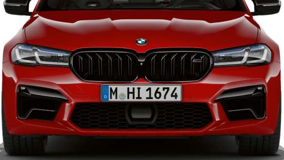 Parrilla M en Schwarz de brillo intenso BMW M5 Competition F90 2020 Parrilla M en Schwarz de brillo intenso BMW M5 Competition F90 LCI Renovación 2020 BMW Individual Imola Rot, vista del frontal