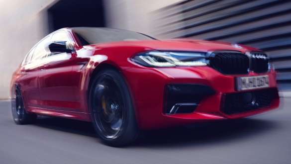 BMW M5 Competition con sistema M xDrive F90 2020, vista de tres cuartos del frontal BMW M5 Competition con sistema M xDrive F90 LCI Renovación 2020 BMW Individual Imola Rot, vista de tres cuartos del frontal, en marcha
