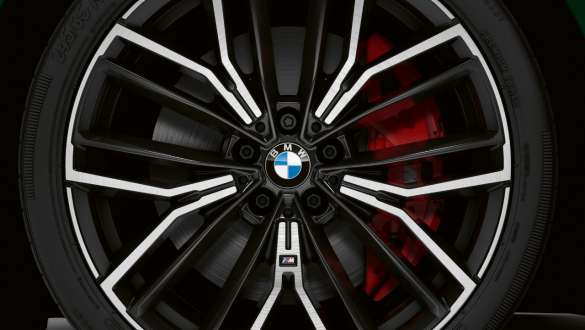 BMW M550i xDrive con frenos deportivos M G30 2020 BMW M550i xDrive Sedán con frenos deportivos M G30 LCI Renovación 2020, primer plano, rueda