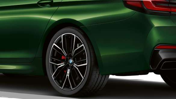 BMW M550i xDrive con diferencial deportivo M G30 2020 BMW M550i xDrive Sedán con diferencial deportivo M G30 LCI Renovación 2020 BMW Individual Verde Ermes metalizado, primer plano, rueda trasera