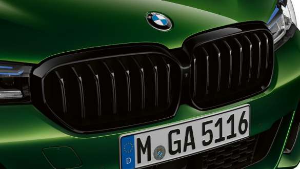 BMW M550i xDrive con acabado Shadow Line de brillo intenso BMW Individual G30 2020 BMW M550i xDrive Sedán con acabado Shadow Line de brillo intenso BMW Individual G30 LCI Renovación 2020 BMW Individual Verde Ermes metalizado, primer plano, parrilla M
