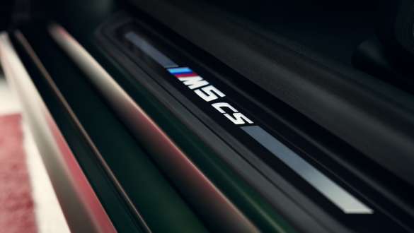 Molduras de entrada con anagrama "M5 CS" BMW M5 CS F90 2021 Molduras de entrada con anagrama "M5 CS" BMW M5 CS F90 2021, primer plano con la puerta abierta