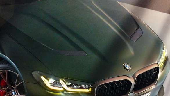 Medidas de construcción ligera BMW M5 CS F90 2021 Medidas de construcción ligera BMW M5 CS F90 2021 Frozen Deep Green metalizado, capó de carbono