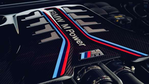 Motor de gasolina de 8 cilindros BMW M TwinPower Turbo BMW M5 CS Motor de gasolina de 8 cilindros BMW M TwinPower Turbo BMW M5 CS F90 2021, primer plano, cubierta del motor