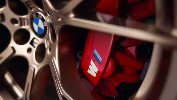Frenos M de cerámica y carbono en rojo de brillo intenso BMW M5 CS F90 2021 Frenos M de cerámica y carbono en rojo de brillo intenso BMW M5 CS F90 2021 metalizado, primer plano, llanta de aleación ligera