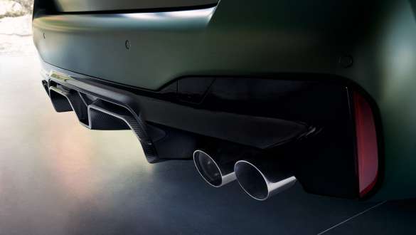 Sistema de escape deportivo M BMW M5 CS F90 2021 Sistema de escape deportivo M BMW M5 CS F90 2021 Frozen Deep Green metalizado, primer plano, faldón trasero
