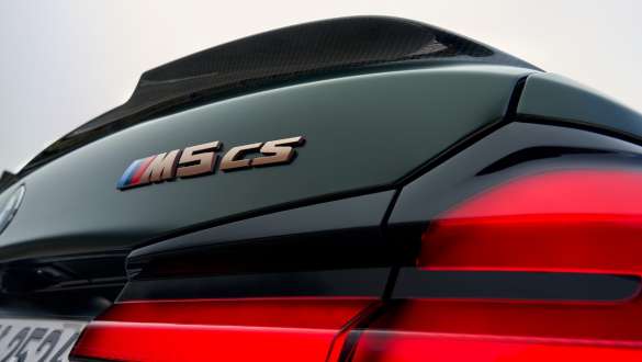 Anagrama del modelo "M5 CS" BMW M5 CS F90 2021 Anagrama del modelo "M5 CS" BMW M5 CS F90 2021 Frozen Deep Green metalizado, primer plano, portón trasero
