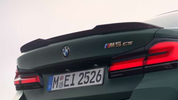 Alerón trasero M de carbono BMW M5 CS F90 2021 Alerón trasero M de carbono BMW M5 CS F90 2021 Frozen Deep Green metalizado, primer plano, zaga