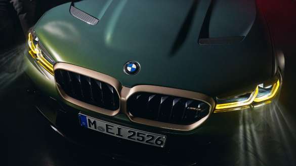 Luz láser BMW BMW M5 CS F90 2021 Luz láser BMW M5 CS F90 2021 Frozen Deep Green metalizado, frontal desde la perspectiva de vista aérea