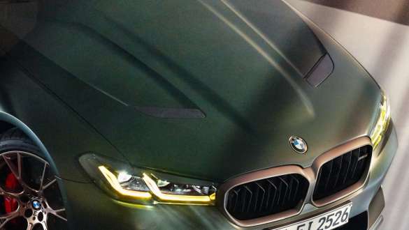 Capó M de carbono BMW M5 CS F90 2021 Capó M de carbono BMW M5 CS F90 2021 Frozen Deep Green metalizado, lateral del frontal desde la perspectiva de vista aérea