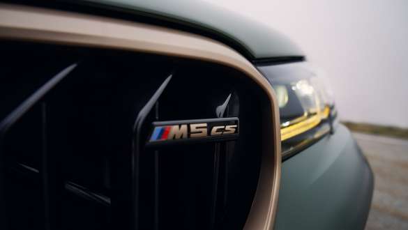 Parrilla M BMW M5 CS F90 2021 Parrilla M con marco de una pieza en Goldbronze BMW M5 CS F90 2021 Frozen Deep Green metalizado, primer plano