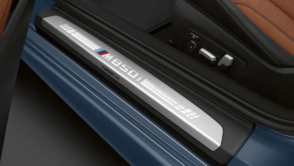 Moldura de entrada con distintivo M850i. Moldura de entrada del BMW M850i xDrive Coupé con distintivo M850i.