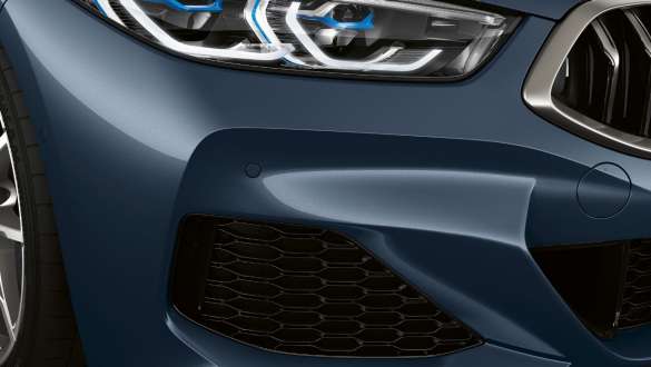 Entradas de aire del paquete M Aerodynamics. BMW M850i xDrive Coupé en Barcelona Blue metálico con paquete M Aerodynamics, entradas de aire.