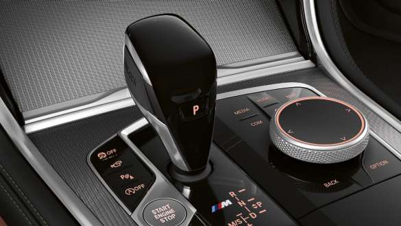 Aplicación de cristal ‘CraftedClarity’. BMW M850i xDrive, interior, detalle de la palanca de velocidades con aplicación de cristal ‘CraftedClarity’.